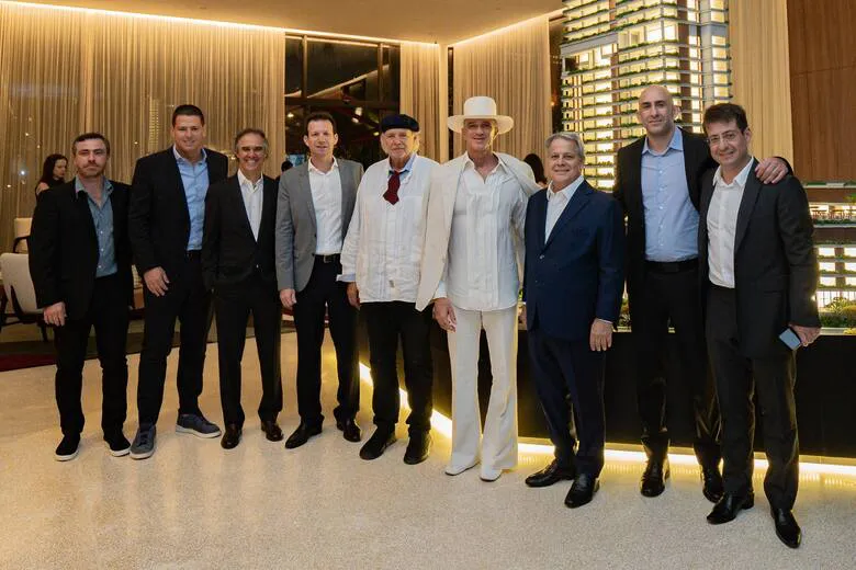 alan-faena-presento-al-equipo-de-arquitectos-y-C4EHS2UQEFGFPIFDDDVY2CNOAY