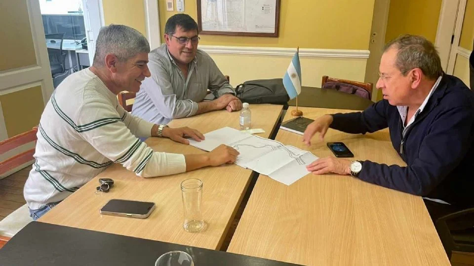 Referentes de natación en aguas frías se reunieron con el secretario de Turismo