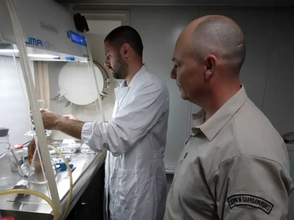 guardaparques_y_tecnico_de_apn_a_la_antartida_01