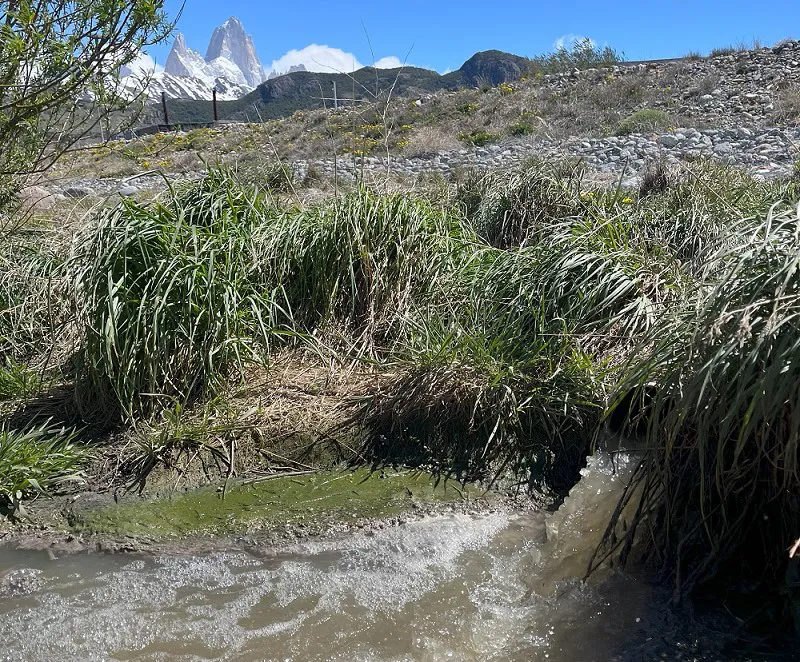 Caño de desagüe próximo a la planta - FOTO_ gentileza de vecinos de El Chaltén web