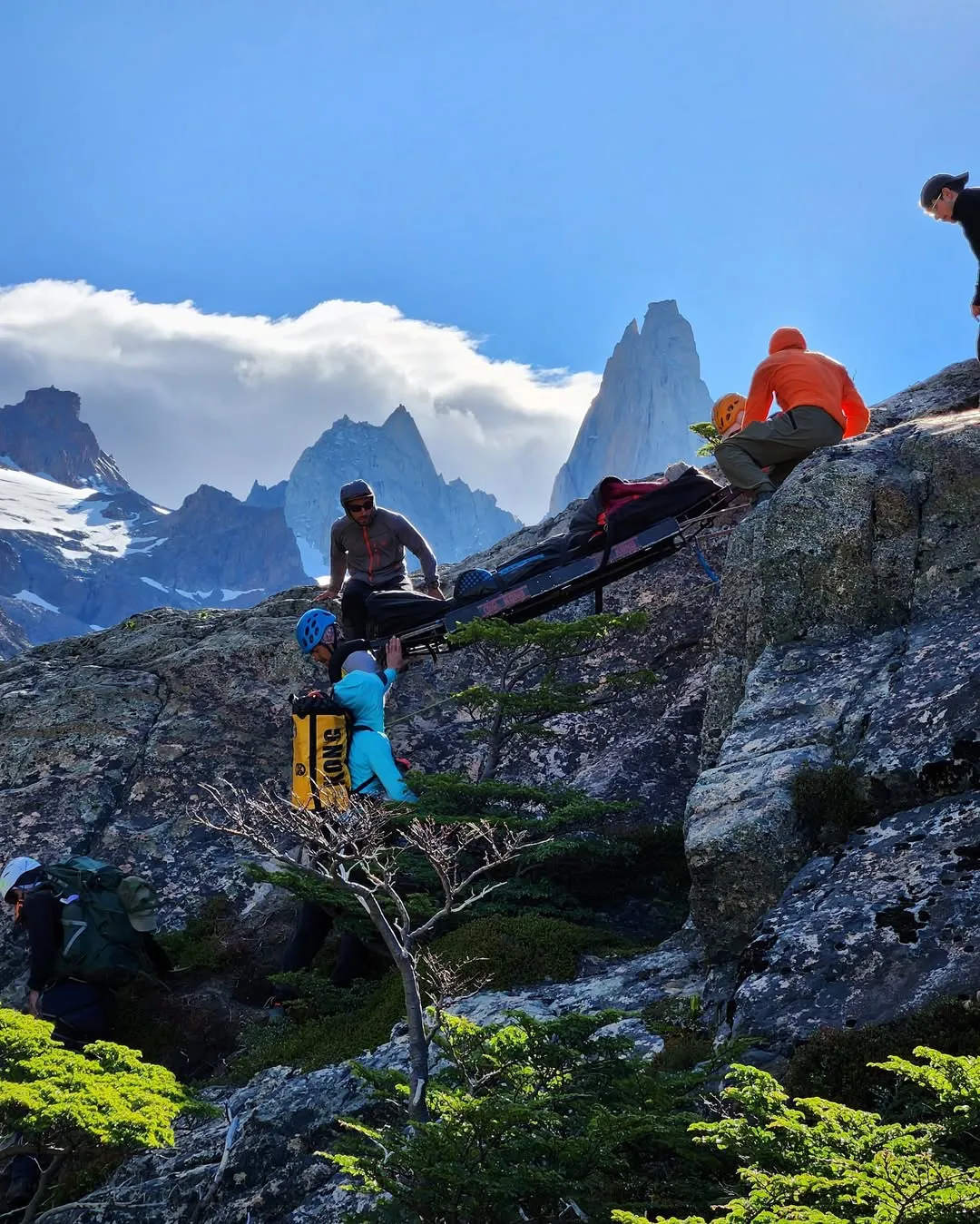 Ayer participamos de una evacuación en el valle de Laguna Sucia.En horas de la mañana una cordada de Brasil tuvo un accidente en la aguja de la S, uno de los escaladores resultó lastimado por la caída de un (3)