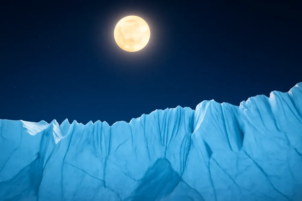 Glaciar con luna llena