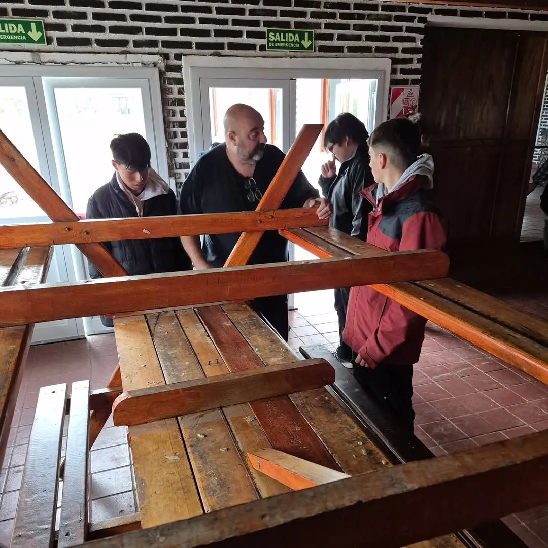 Como parte de las acciones comunitarias que este año realizaremos, celebrando nuestros 30 años, visitamos y trabajamos en la Planta Estable 17 de Octubre del Lago Roca. Fuimos con los talleres de mecánica,  (2)