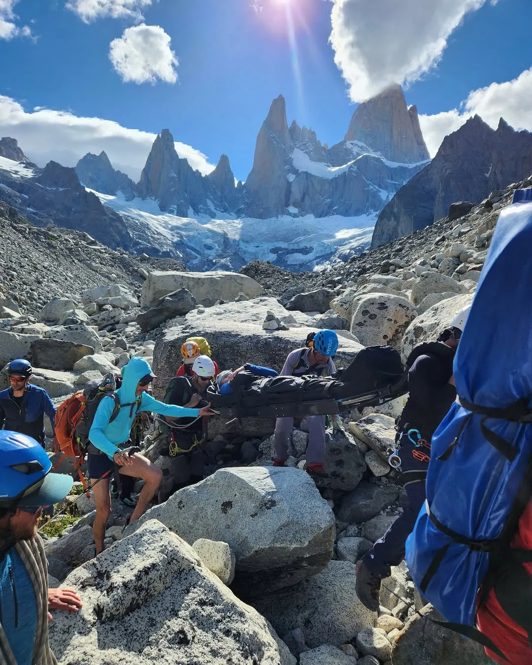 Ayer participamos de una evacuación en el valle de Laguna Sucia.En horas de la mañana una cordada de Brasil tuvo un accidente en la aguja de la S, uno de los escaladores resultó lastimado por la caída de un (2)