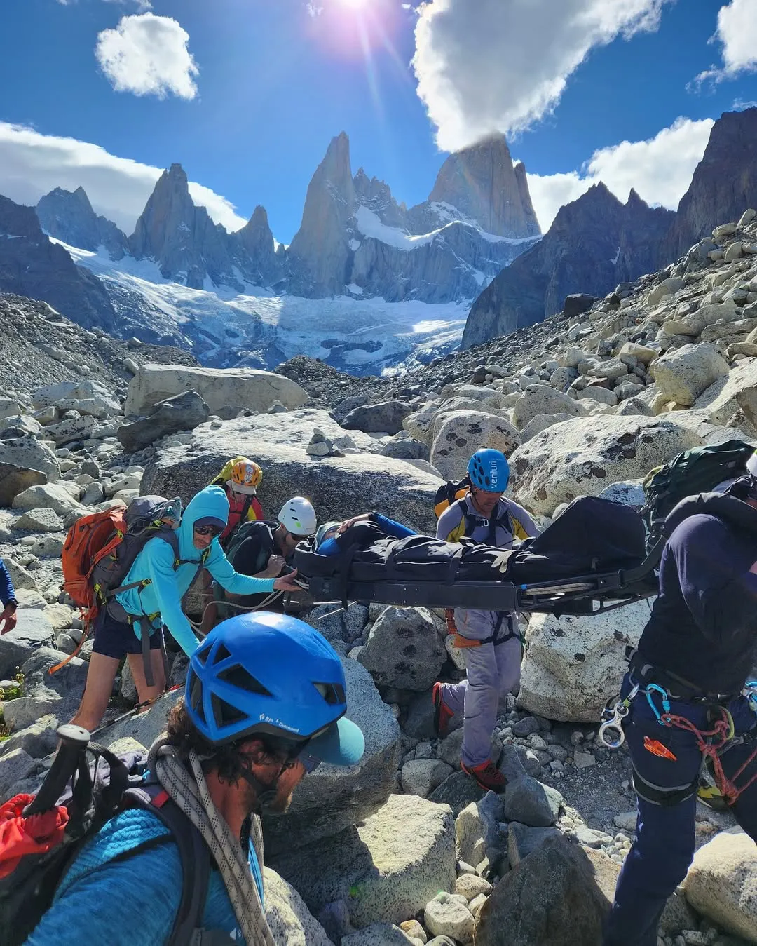 Ayer participamos de una evacuación en el valle de Laguna Sucia.En horas de la mañana una cordada de Brasil tuvo un accidente en la aguja de la S, uno de los escaladores resultó lastimado por la caída de una ro