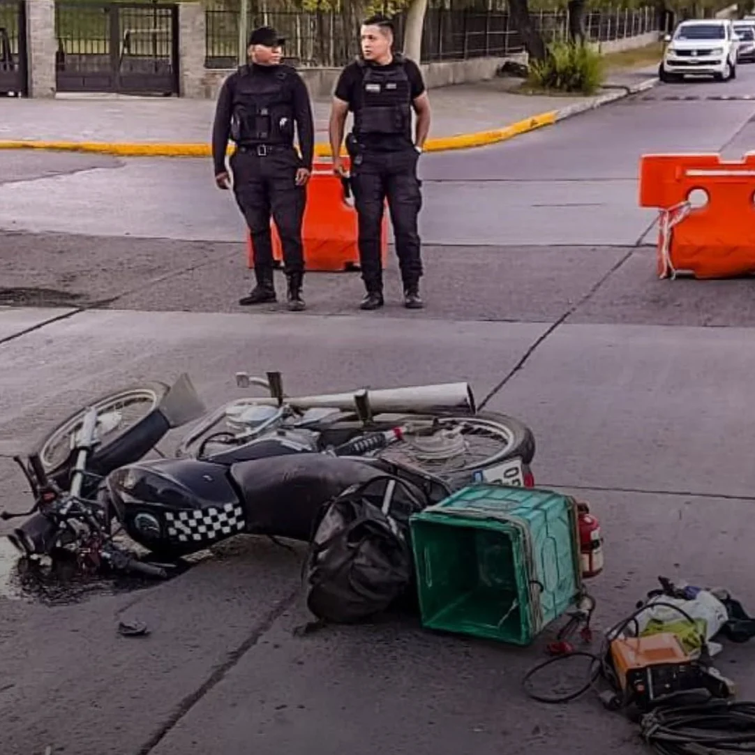 🚨 Choque y operativo preventivo en El CalafateUn siniestro vial entre una camioneta y una motoc