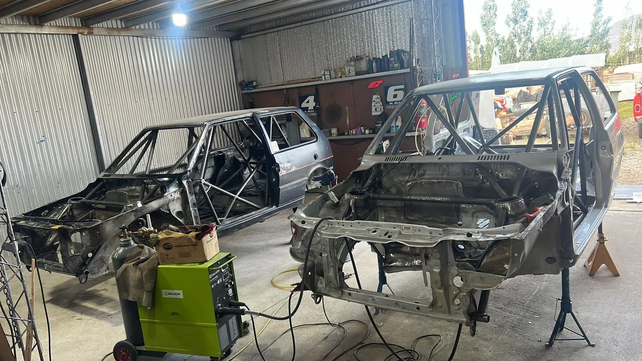 Willy y Alexis Bull cascos Fiat Uno