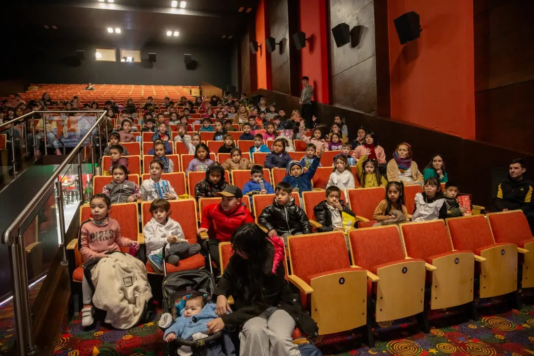 El cine municipal realizó actividades recreativas con escuelas primarias.Los estudiantes tuviero (1)