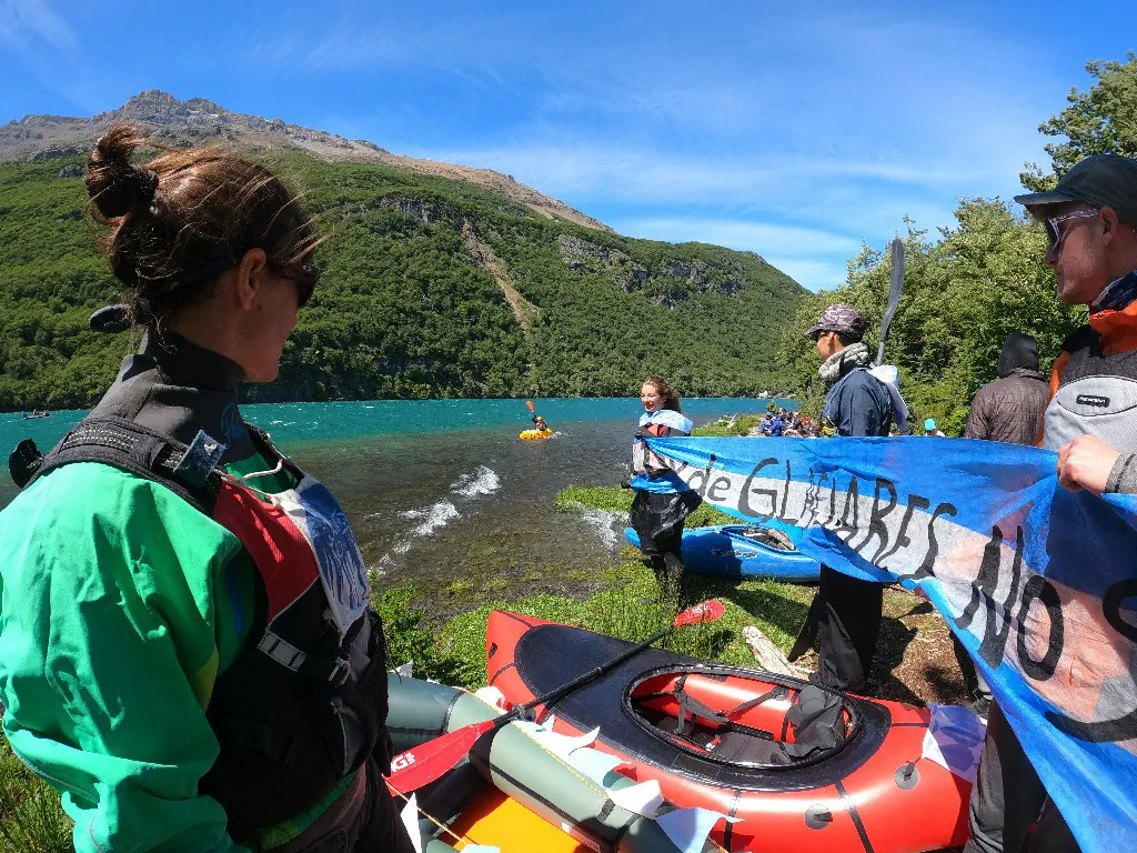 Habitar el agua - bandera en la costa~1