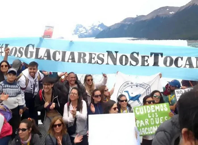 Screenshot 2026-02-03 at 12-30-47 📷LOS GLACIARES NO SE TOCAN. Protesta y abrazo simbólico frente al Perito Moreno