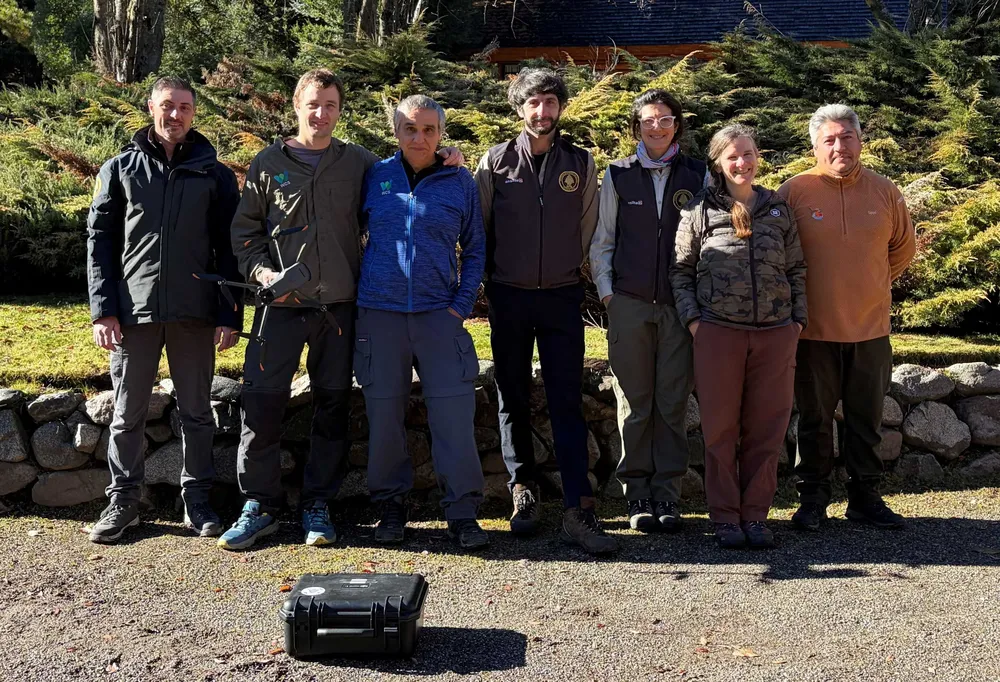 El equipo de trabajo estuvo integrado por personal de la Direccion Regional Patagonia Norte de la Administracion de Parques Nacionales, el CONICET y la organizacion WCS Argentina con apoyo de l