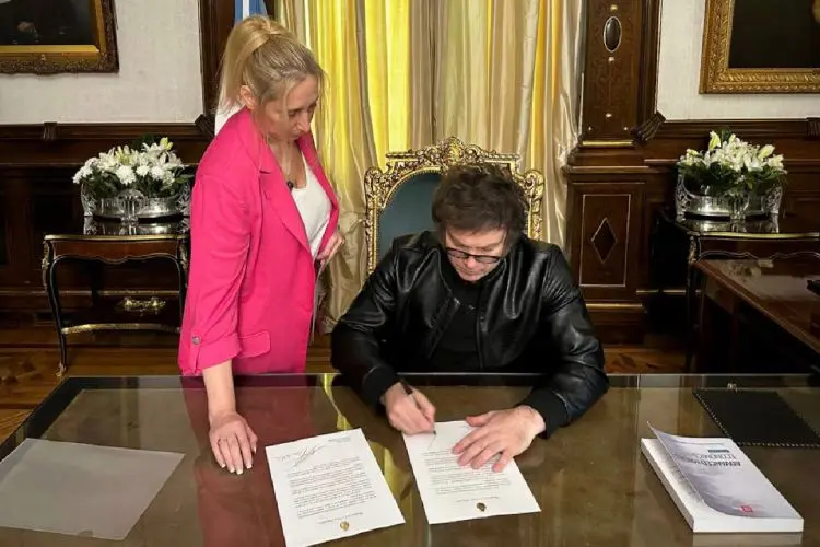 Javier-Milei-firmando-1